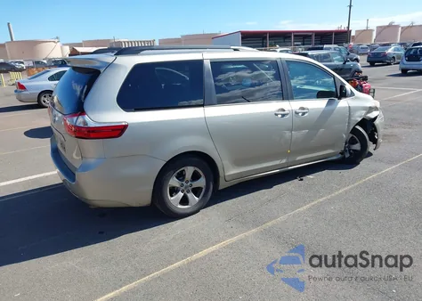 2016 Toyota Sienna Le 8 Passenger z USA, uszkodzony, nr VIN 5TDKK3DC3GS735927